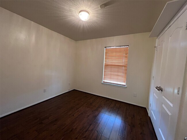 Building Photo - 1053 Shadow Glenn Dr