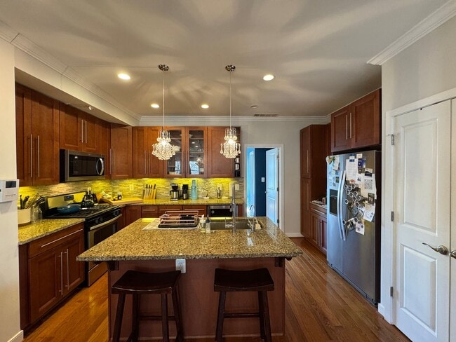 Building Photo - Beautiful 3 Bed 3 Bath Condo with a Roofto...