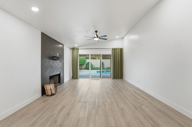 Building Photo - Modern & Spacious 3 Bed 2 Bath Home in Nor...