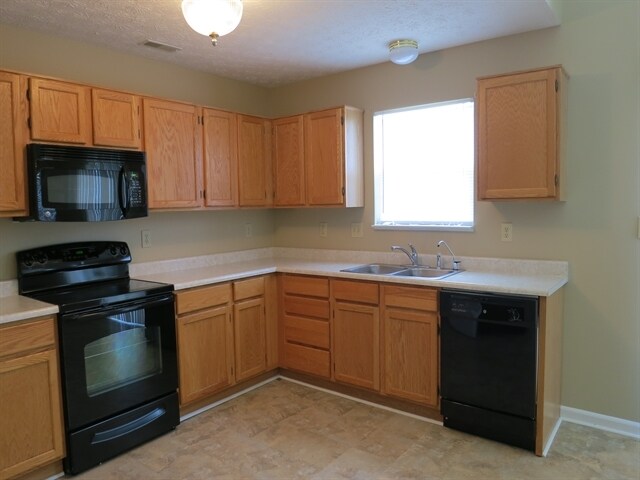 Building Photo - 13920 Bruddy Dr