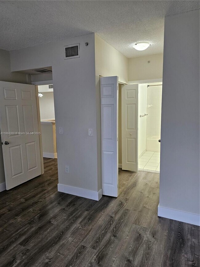 Building Photo - 2301 W Preserve Way