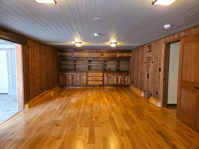 Building Photo - Stunning 5 Bed 3 Bath Naglee Park Home Wit...