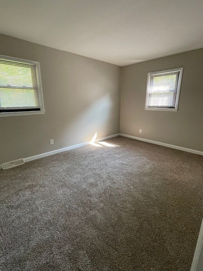 Building Photo - 4205 Oak Forest Dr