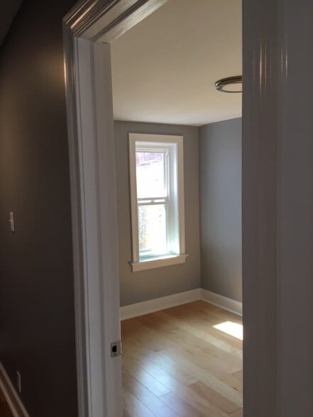 Middle bedroom - 1828 E Hazzard St
