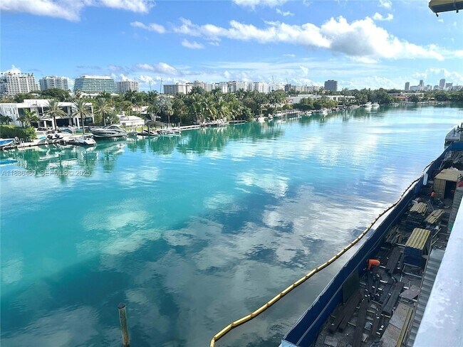 Building Photo - 9501 E Bay Harbor Dr