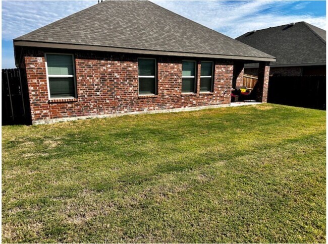Building Photo - Like New 1 story 4 bedroom home just off D...