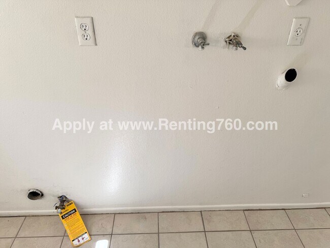 Building Photo - Spacious 2 Bed 1 Bath Home With Indoor Laundry Room