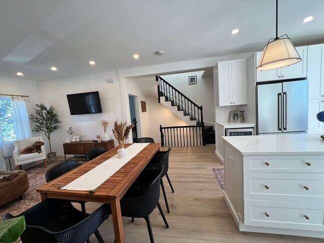 Building Photo - 285 W 5th St