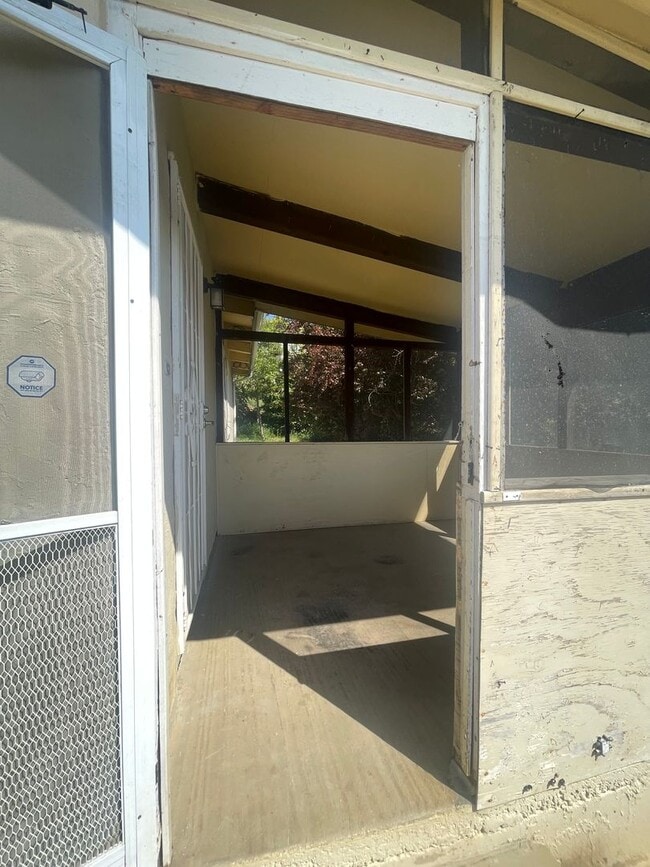 Building Photo - New renovated home