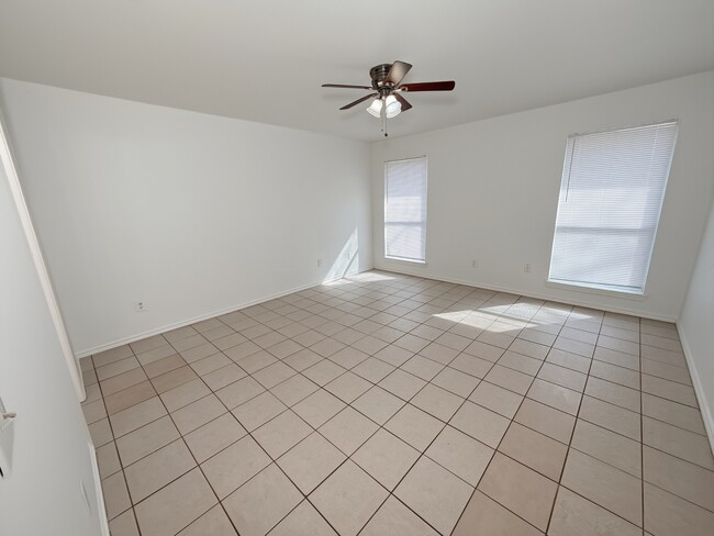 Building Photo - 919 Farmington Rd