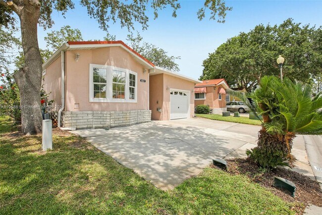 Building Photo - 6621 La Mesa Rd