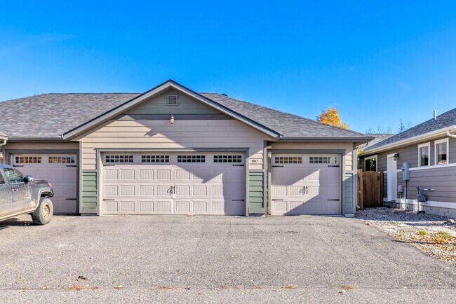 Building Photo - Spacious Single Level home with A/C & 3-ca...