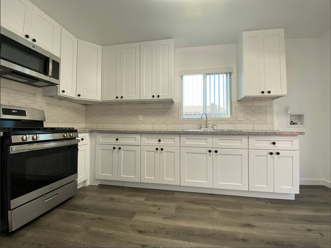Building Photo - Stunning 2 Bedroom 1 Bath Home in a Private Oasis!