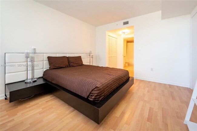 Building Photo - 19501 W Country Club Dr