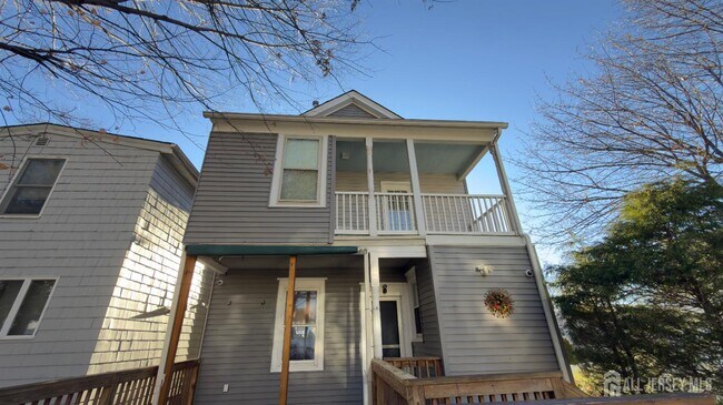 Building Photo - 55 Suydam St