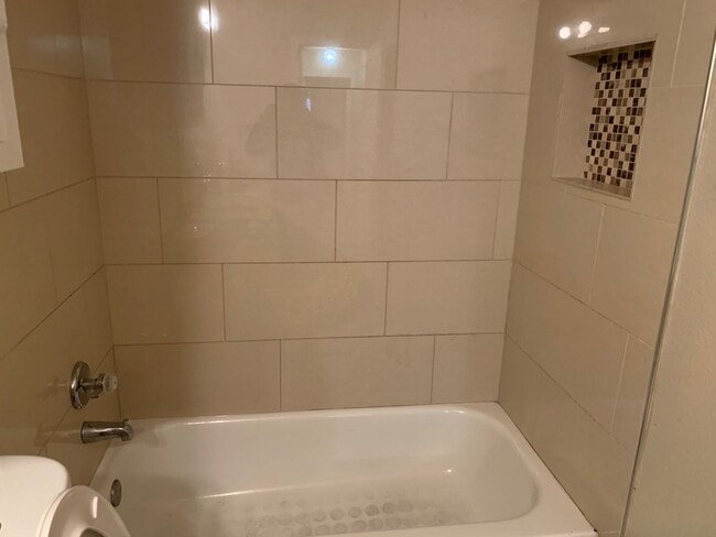 Building Photo - Beautiful 4 bedroom 2 bath home