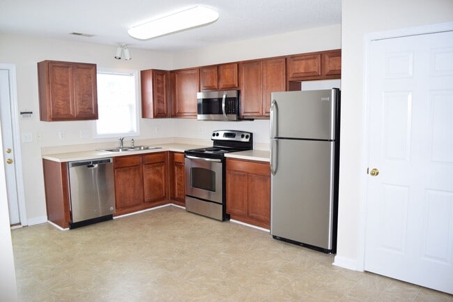 Building Photo - Spacious 2BR 2BA Townhome In Prime Location!