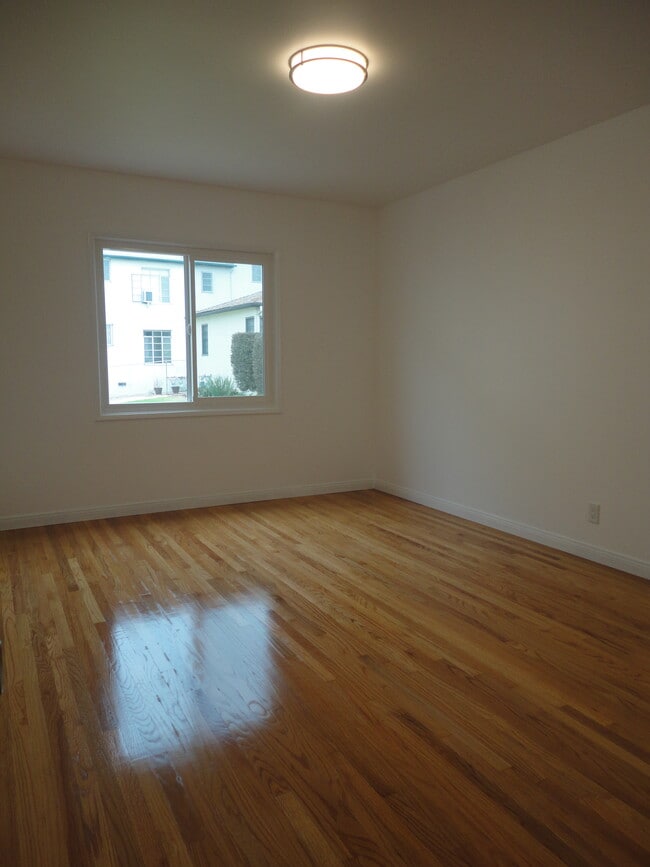 Building Photo - 3176 Rowena Ave