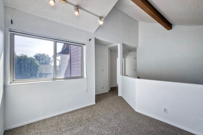 Building Photo - Stylish Two-Bedroom Home with Updated Feat...