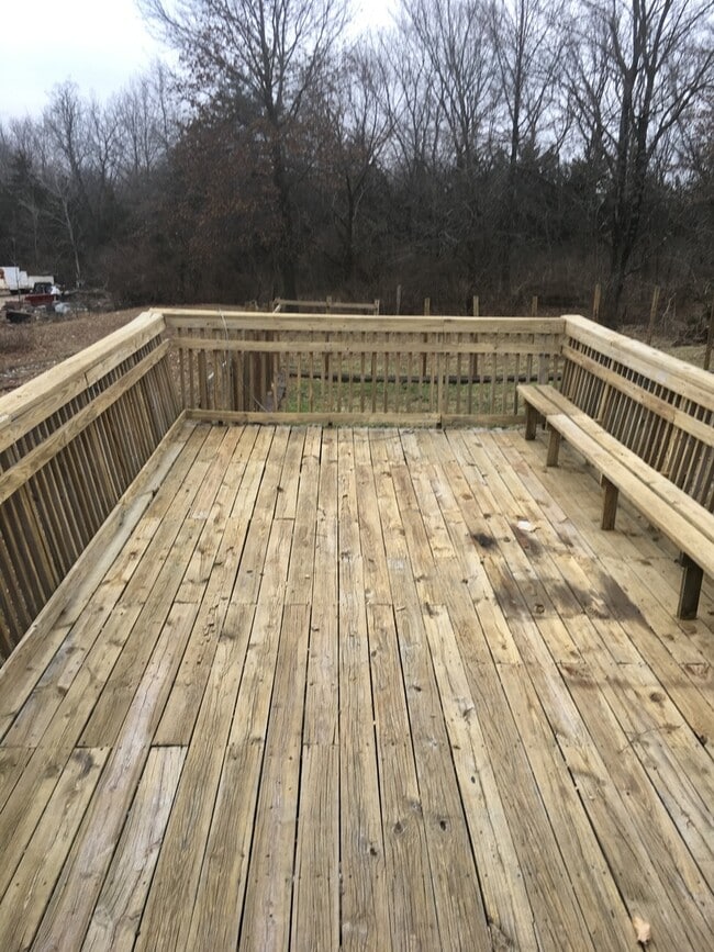 Building Photo - 5 Bedroom, 2.5 bath house with detached la...
