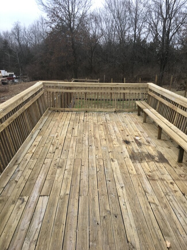 Building Photo - 5 Bedroom, 2.5 bath house with detached large garage.