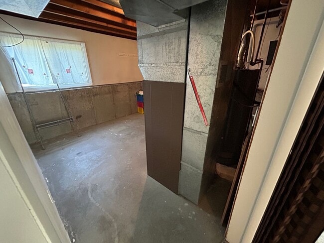 Building Photo - 5 Bed 2 Bath Home with 2 Car Attached Garage in Quiet Nice Neighborhood.