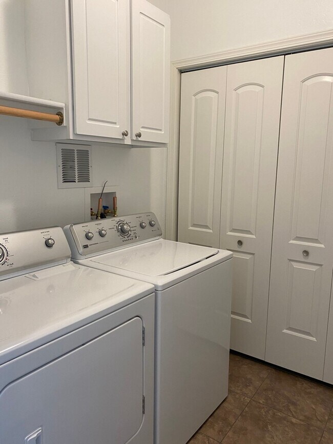 Building Photo - 509 East Kiowa-102