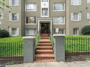 Building Photo - 750 Barnaby St SE