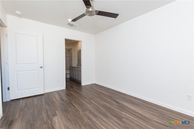 Building Photo - 5901 Betty Lou Dr