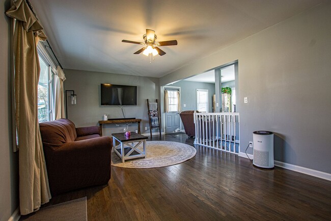 Building Photo - Beautiful 3 Bedroom / 1 Bath Home in Distr...