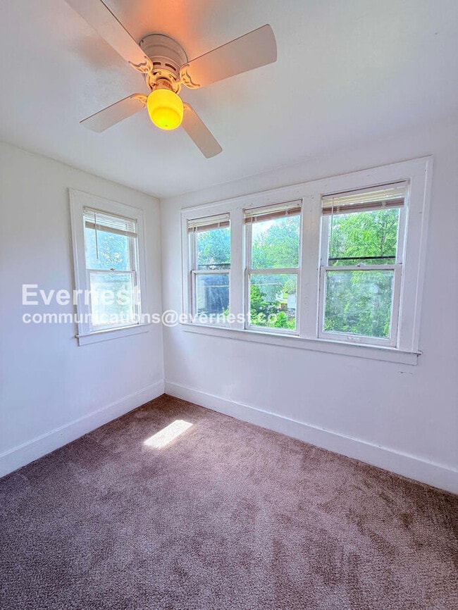 Building Photo - 4 Bed/2 Bath Home with Fenced Yard / Vouchers Accepted / Available Soon!