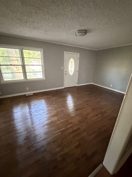 Building Photo - 156 Silver Cir