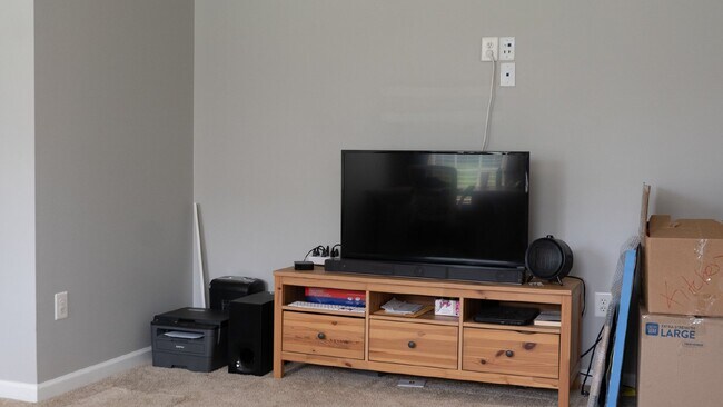 Building Photo - Modern 3 Level Townhome with 2 Car Garage