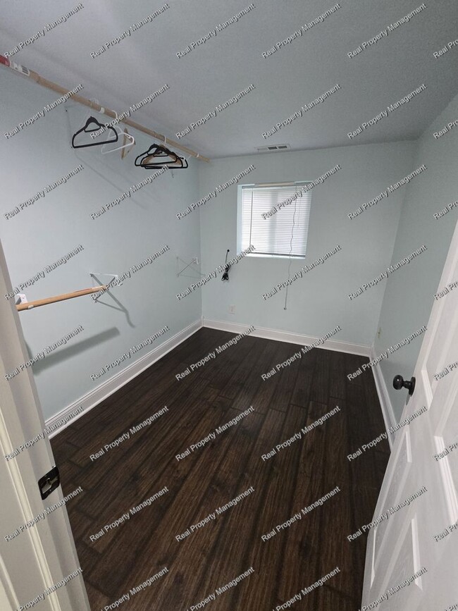 Building Photo - Three Bedroom Bi-Level
