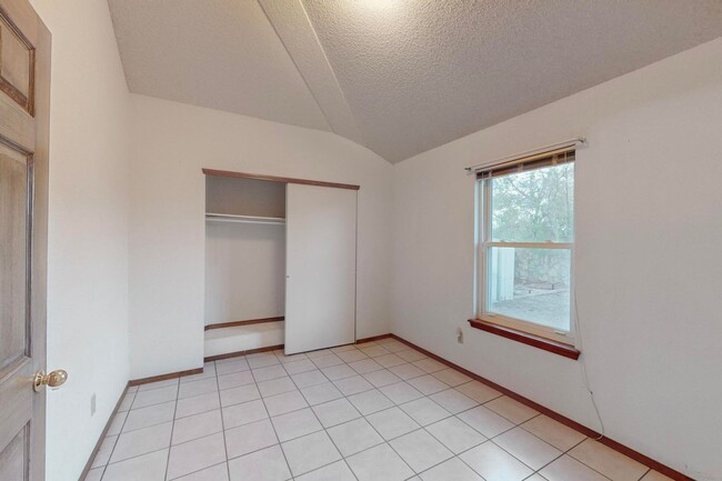 Building Photo - Charming 3 bedroom 2 bath home in Northeas...