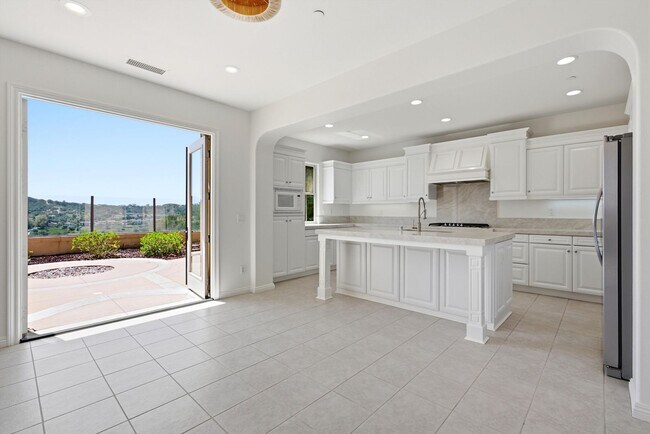 Building Photo - 40 Paseo Lerida