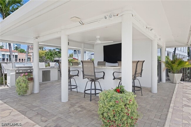 Building Photo - 250 Park Shore Dr