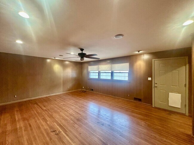 Building Photo - Great ranch style home located on a large ...