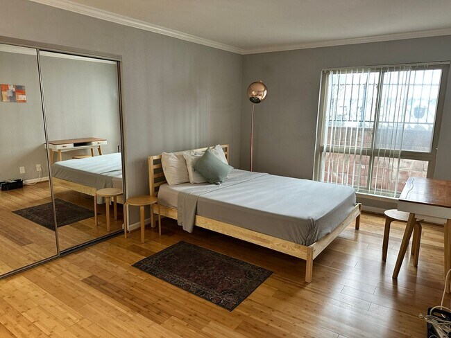 Building Photo - 2B2B - Prime Westlake Location Spacious Corner-unit Condo