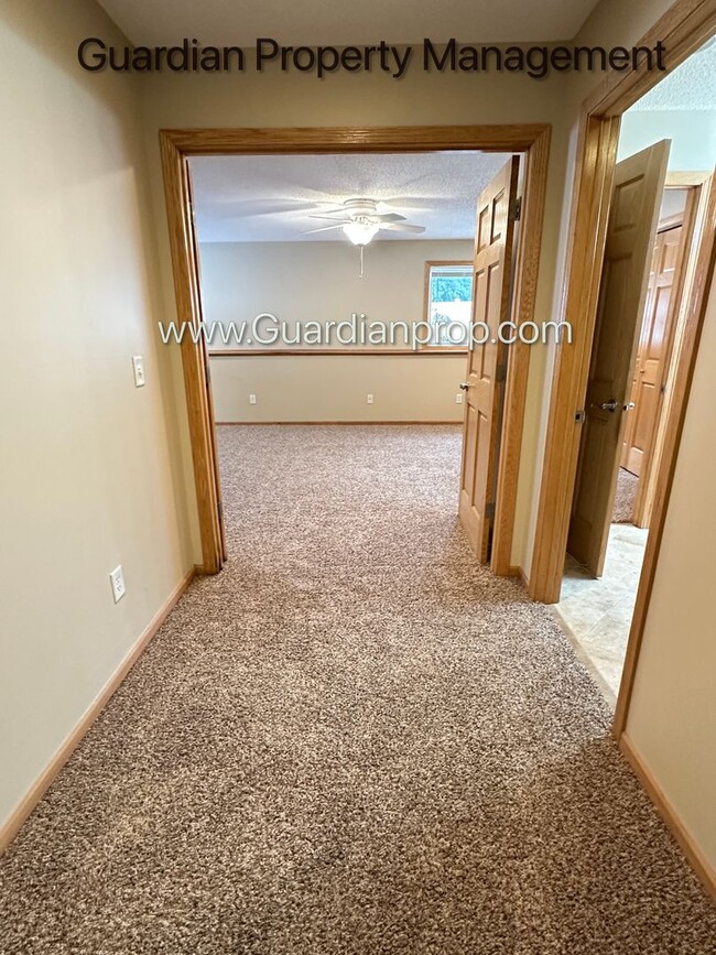 Building Photo - Single Family Home, Dishwasher, New Carpet...