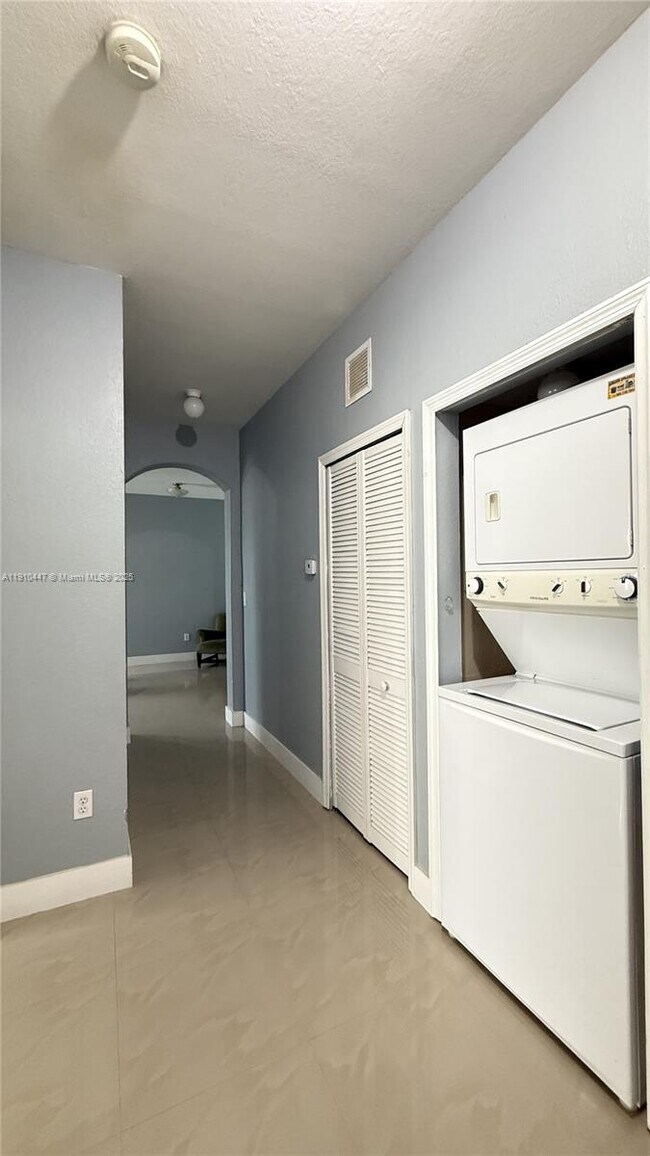 Building Photo - 1692 SE 29th Ct