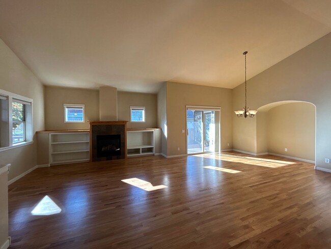 Building Photo - 3 Bedroom/ 2 Bathroom Home NW Redmond