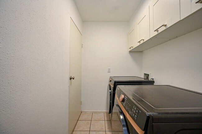 Building Photo - 5 Rock Pine Ct