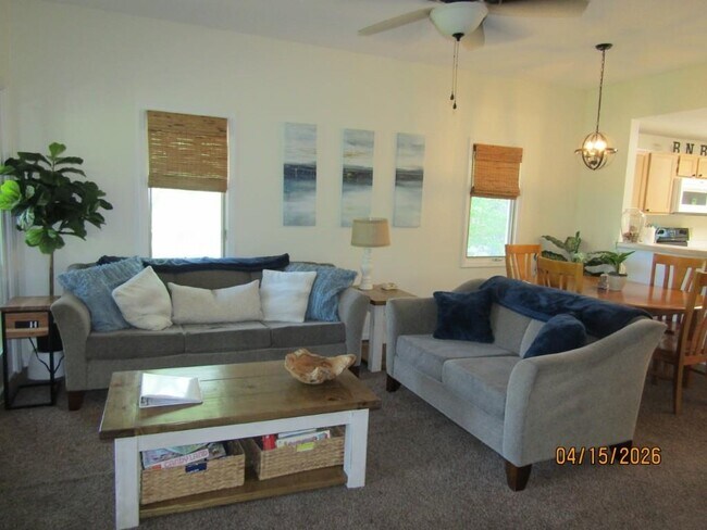 Building Photo - 1221 Lake Dr