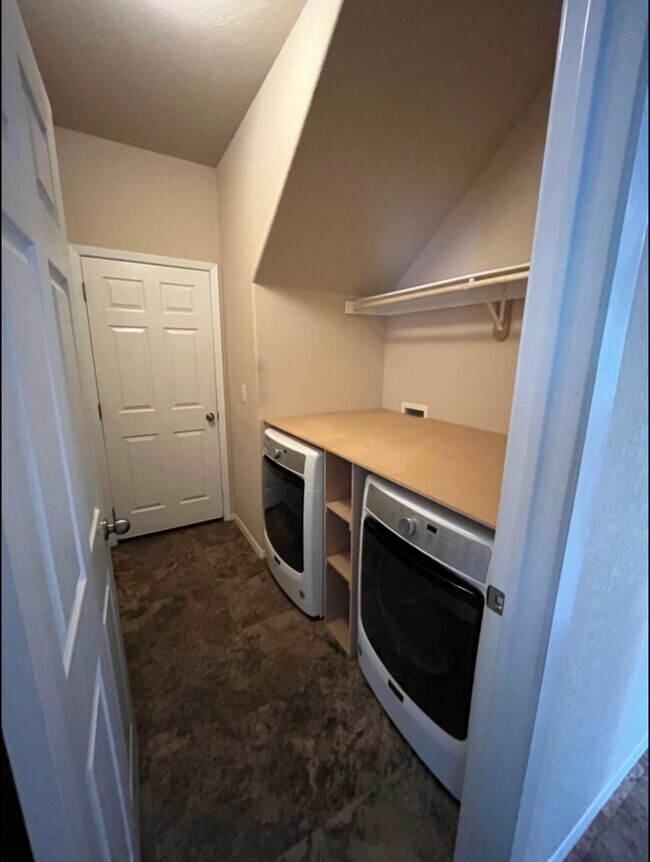 Building Photo - 906 SW Green World St