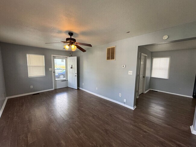 Building Photo - Near Southeast 3 Bedroom 1 Bath