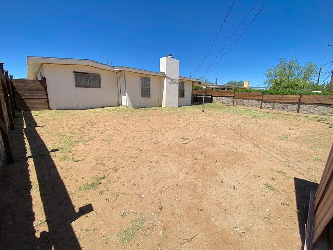 Building Photo - Northeast El Paso 3 bed with Refrig A/C