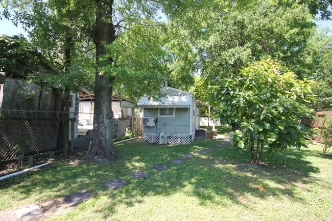 Building Photo - 734 McDaniel St