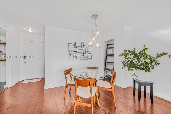 Building Photo - 1658 Bay Rd