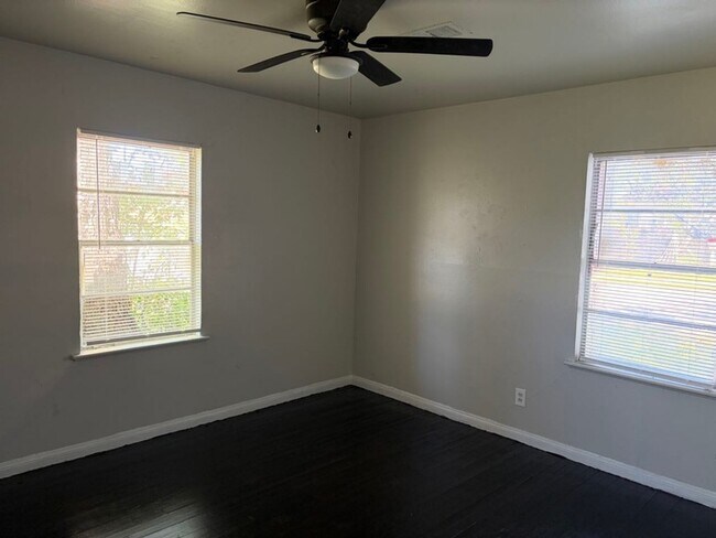 Building Photo - 5782 Belcrest St